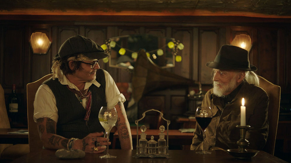 Johnny Depp y Michael Chaplin en Chaplin, Espíritu gitano