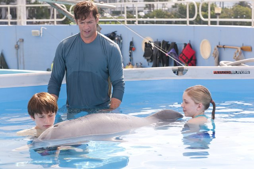 Harry Connick Jr., Nathan Gamble y Cozi Zuehlsdorff en La Gran aventura de Winter el delfín