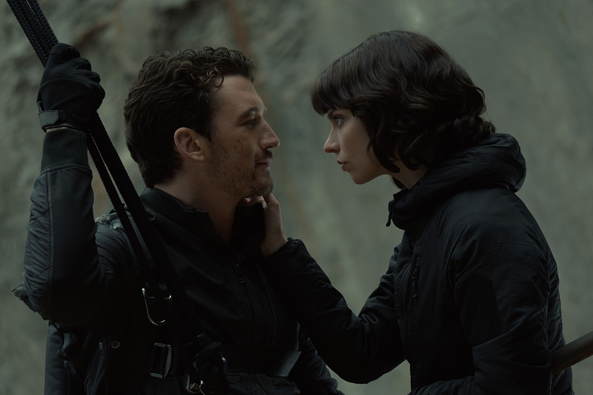Miles Teller y Anya Taylor-Joy en El Abismo Secreto