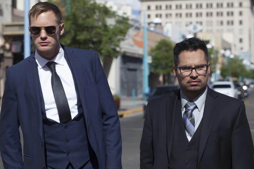 Michael Peña y Alexander Skarsgård en contra-todos