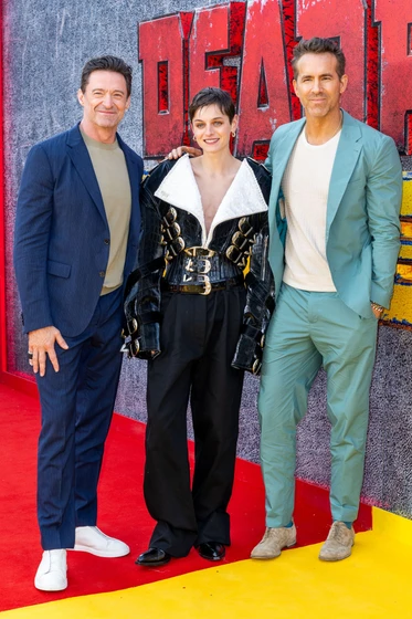 Hugh Jackman, Ryan Reynolds y Emma Corrin en Deadpool y Lobezno