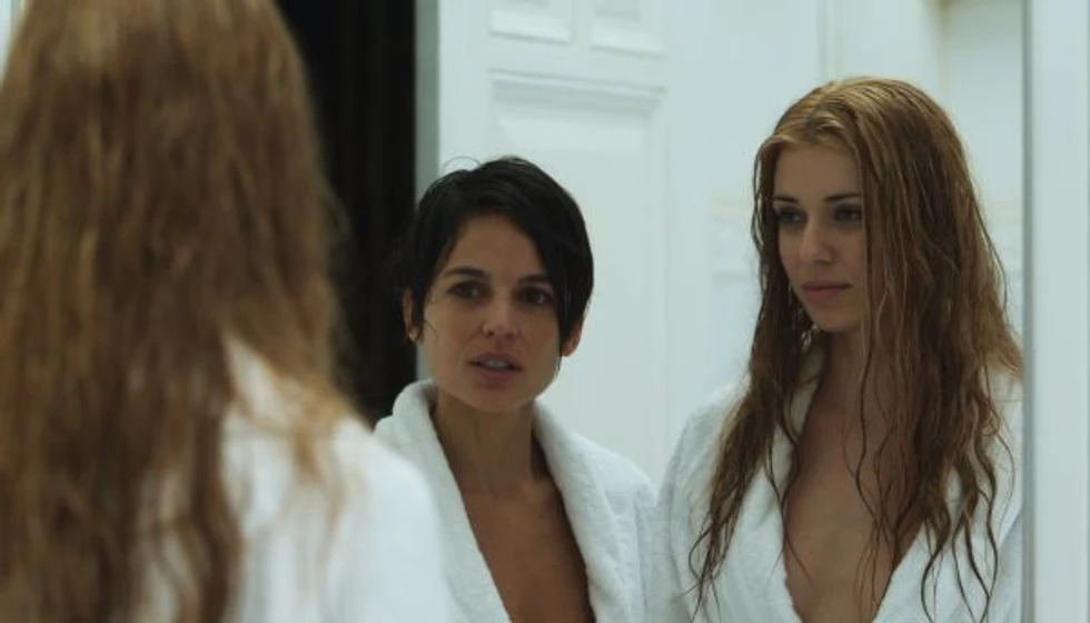 Elena Anaya y Natasha Yarovenko en Habitación en Roma