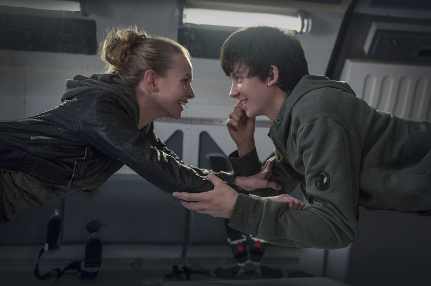 Britt Robertson y Asa Butterfield en Un Espacio entre Nosotros