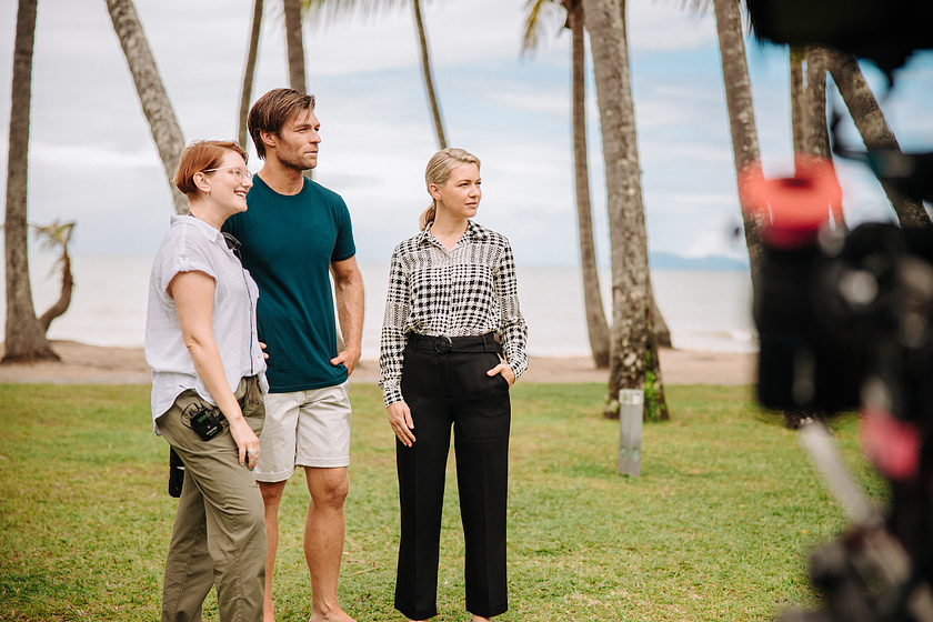 Liam McIntyre, Saskia Hampele y Christine Luby en Mi Pequeño Amor (La Magia de la Isla) (Rodaje)