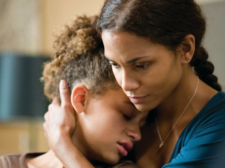 Halle Berry y Alexis Llewellyn en cosas-que-perdimos-en-el-fuego