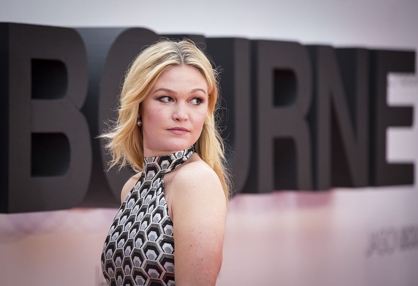 Julia Stiles en Jason Bourne (Premiere en UK. Julio 2016)