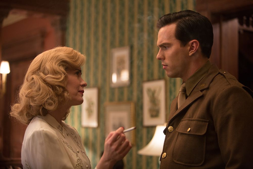 Nicholas Hoult y Sarah Paulson en Rebelde entre el Centeno