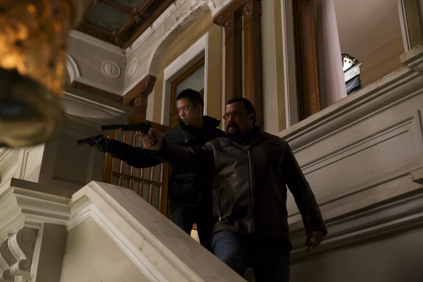 Steven Seagal y Byron Mann en el-mercenario-absolucion