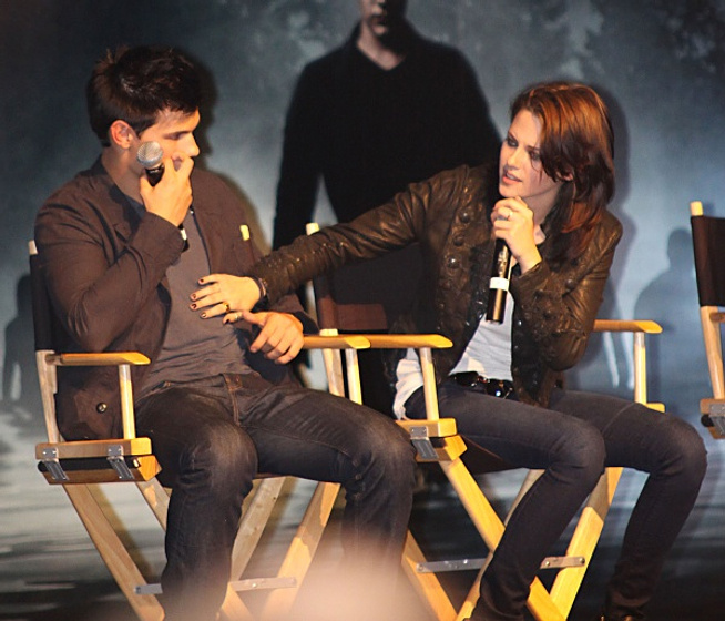 Kristen Stewart y Taylor Lautner en La saga Crepúsculo: Eclipse (Convención Los Ángeles)