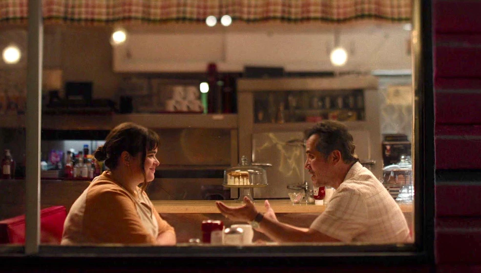 John Leguizamo y Barbie Ferreira en un-like-de-bob-trevino