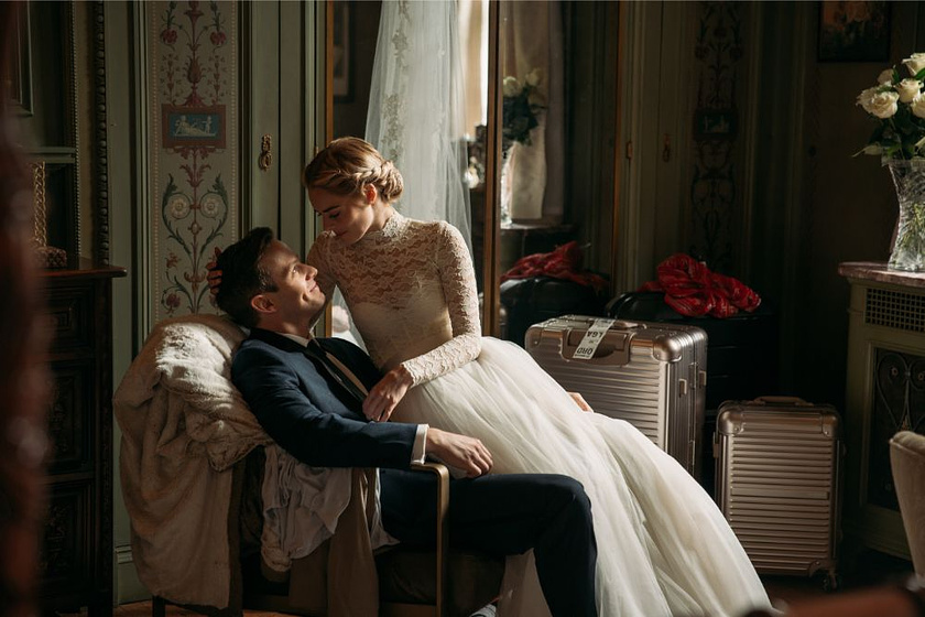 Mark O'Brien y Samara Weaving en Noche de bodas