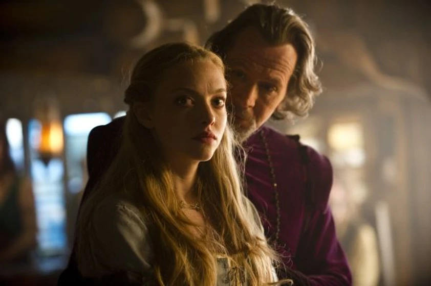 Gary Oldman y Amanda Seyfried en caperucita-roja
