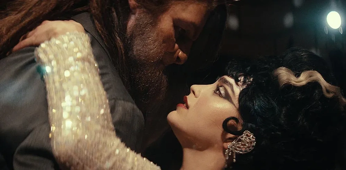 Tommy Dewey y Melissa Barrera en Amor a lo Bestia