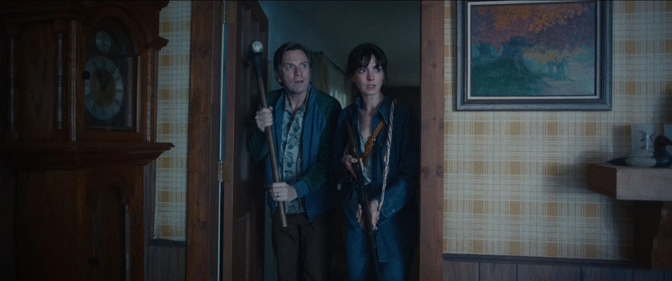 Ewan McGregor y Anne Hathaway en El Final de la Calle Oak