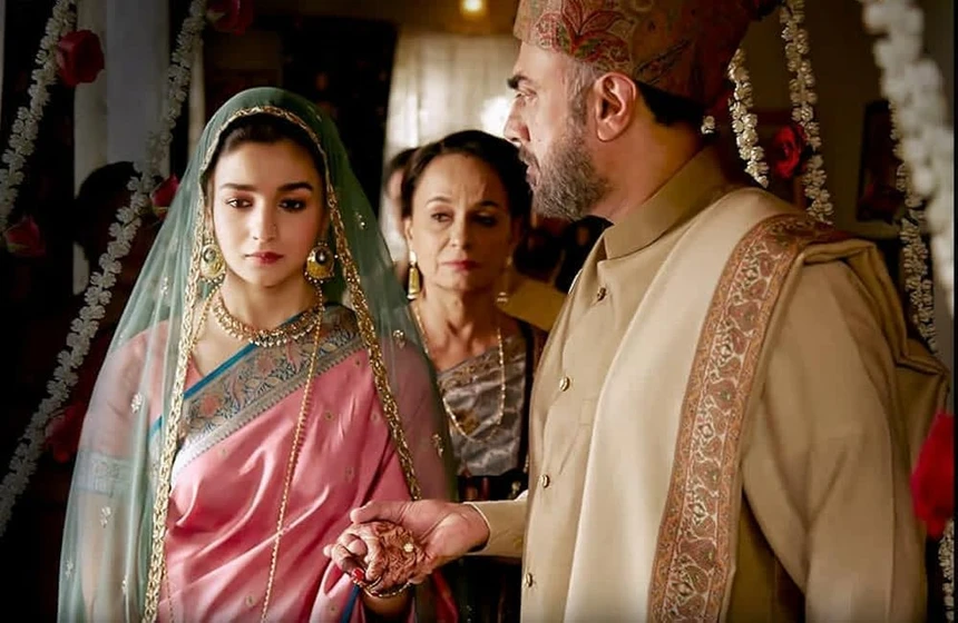 Rajit Kapoor, Soni Razdan y Alia Bhatt en raazi
