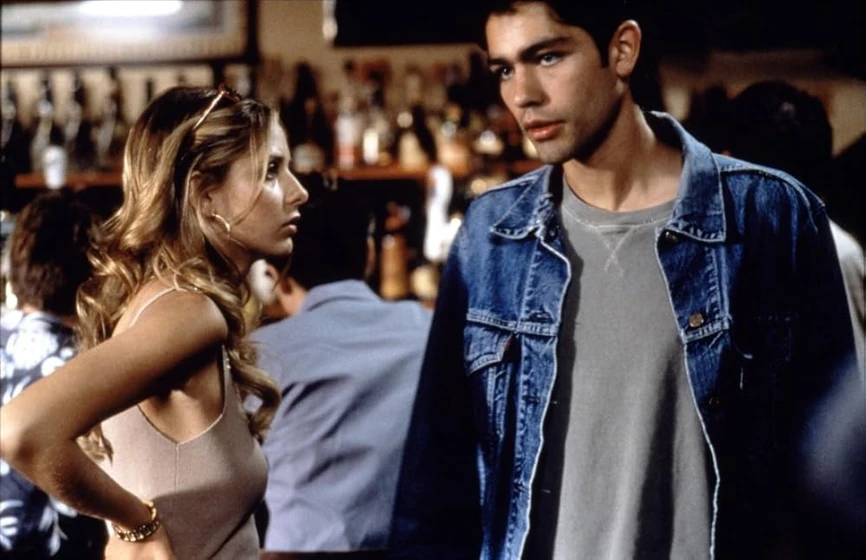 Adrian Grenier y Sarah Michelle Gellar en harvard-man-juego-peligroso