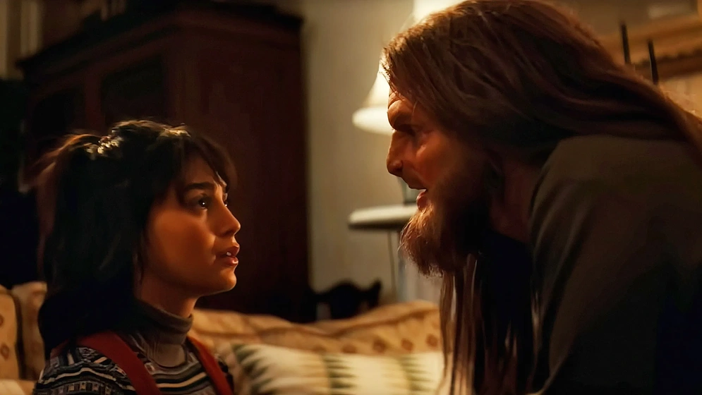Tommy Dewey y Melissa Barrera en Amor a lo Bestia