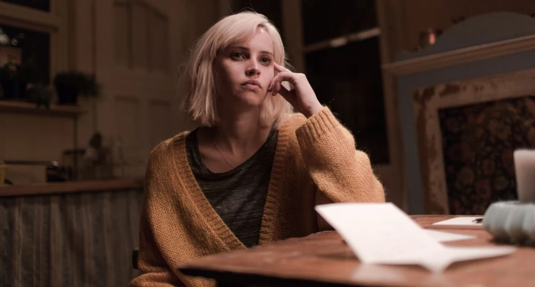 Felicity Jones en persecucion-al-limite-2016