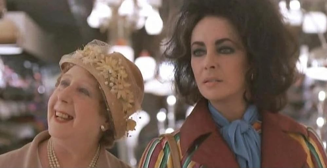 Elizabeth Taylor y Mona Washbourne en La Masoquista