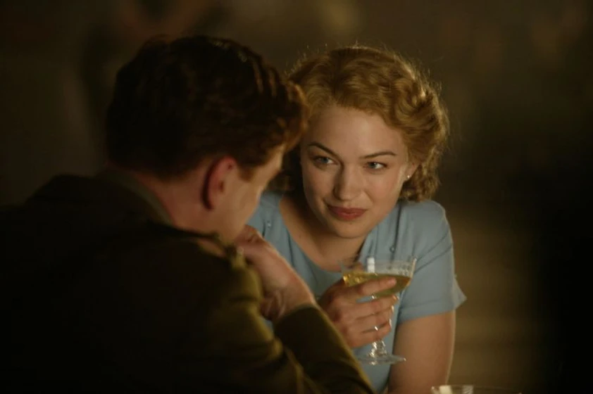 Damian Lewis y Sophia Myles en Fuga de Colditz