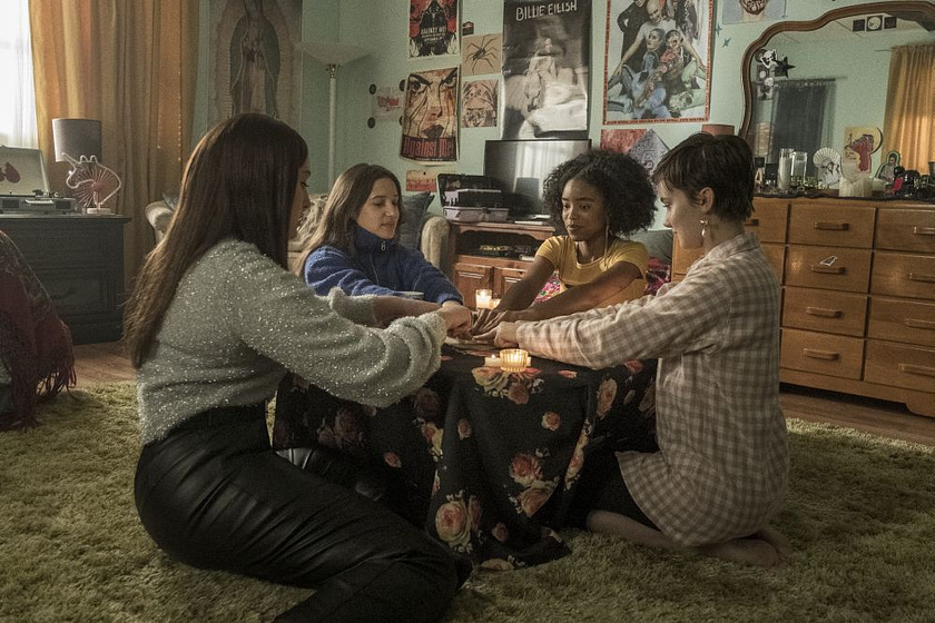 Hannah Gordon, Gideon Adlon, Cailee Spaeny y Lovie Simone en Jóvenes y Brujas