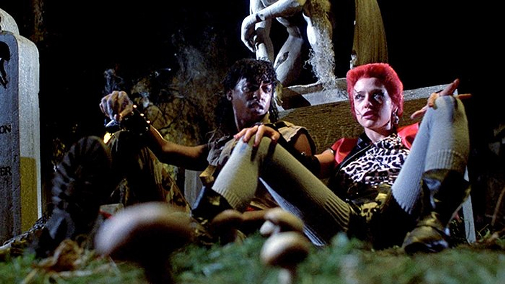 Miguel A. Núñez Jr. y Linnea Quigley en El Regreso de los muertos vivientes