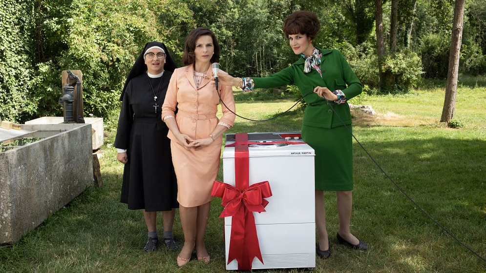 Juliette Binoche, Noémie Lvovsky y Armelle en Manual de la Buena Esposa