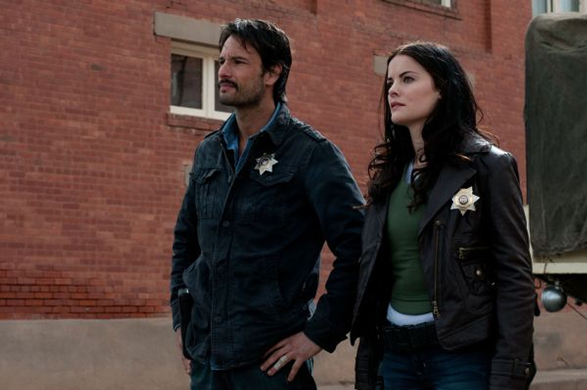 Rodrigo Santoro y Jaimie Alexander en El Último desafío
