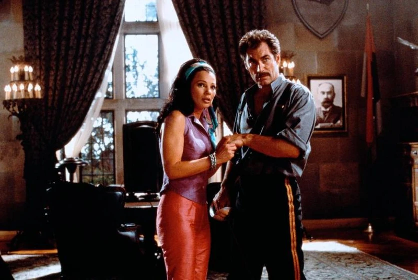 Timothy Dalton y Fran Drescher en La Niñera y el Presidente