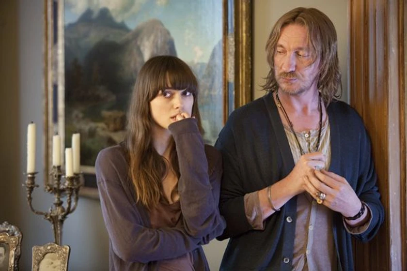 Keira Knightley y David Thewlis en London Boulevard