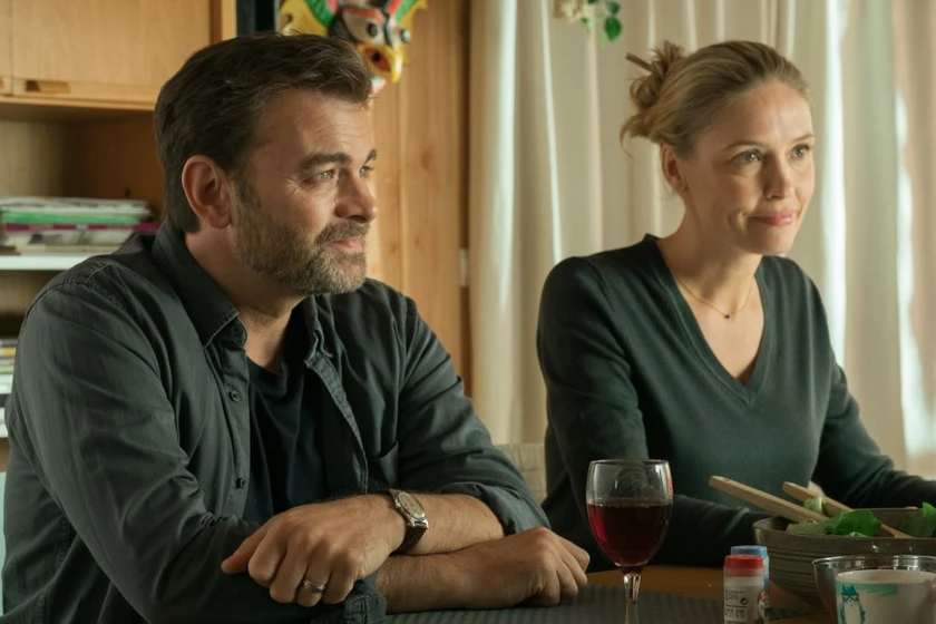 Clovis Cornillac y Noémie Schmidt en una-veterinaria-en-la-borgona