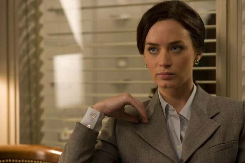 Emily Blunt en la-guerra-de-charlie-wilson