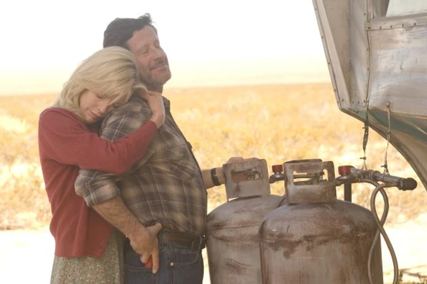 Kim Basinger y Joaquim de Almeida en lejos-de-la-tierra-quemada