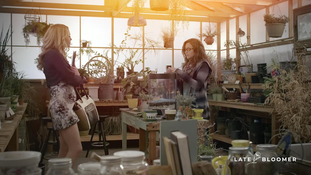 Italia Ricci y Brooke Newton en Flor Tardía