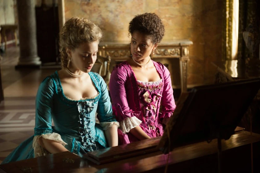 Gugu Mbatha-Raw y Sarah Gadon en belle-2013