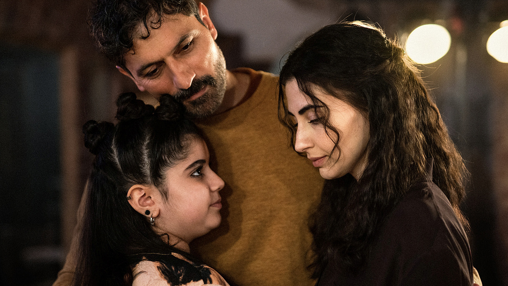 Dilan Gwyn y Feyyaz Duman en earth-song