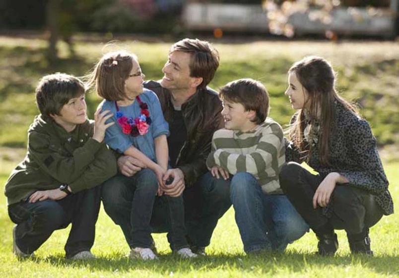 David Tennant, Millie Innes, Chris Hegarty, Robert Dickson y Natasha Watson en single-father
