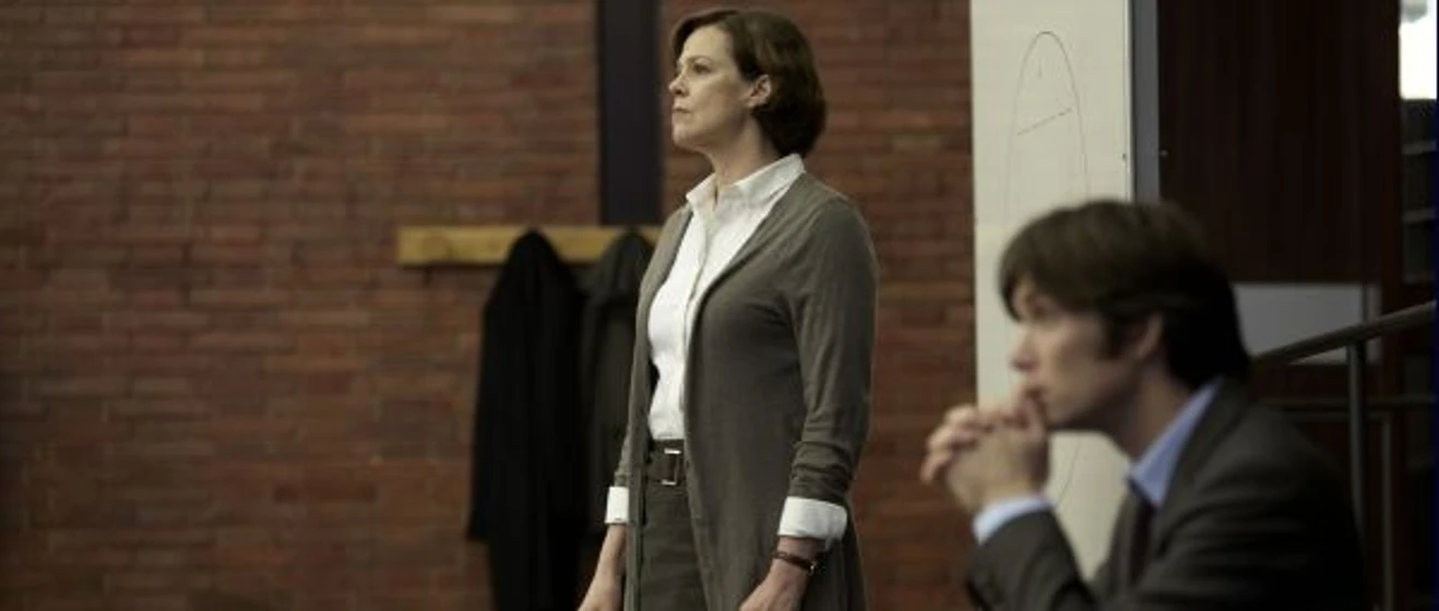 Sigourney Weaver y Cillian Murphy en luces-rojas