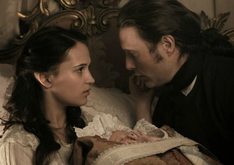 Mads Mikkelsen y Alicia Vikander en un-asunto-real