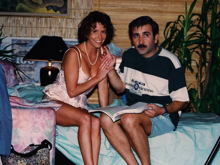 Lakis Lazopoulos y Meredyth Herold en the-girl-with-the-suitcases