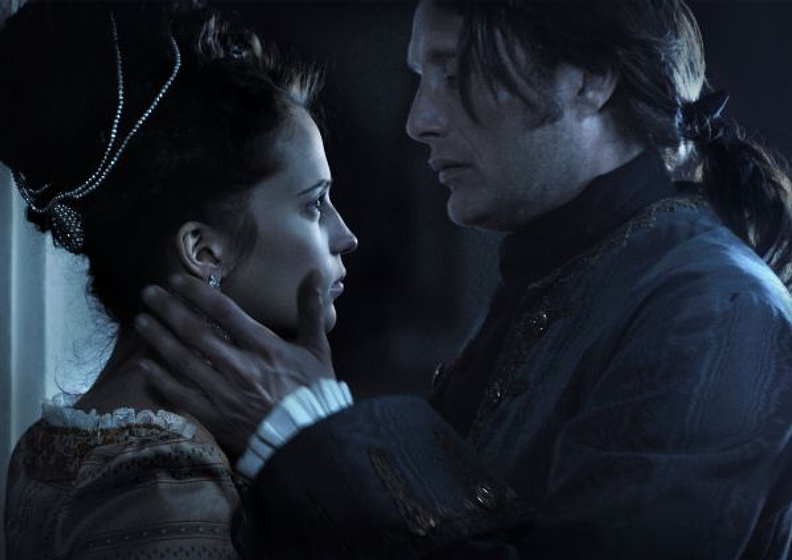Mads Mikkelsen y Alicia Vikander en Un Asunto Real