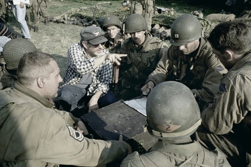 Tom Sizemore, Steven Spielberg, Tom Hanks, Jeremy Davies y Adam Goldberg en Salvar al Soldado Ryan