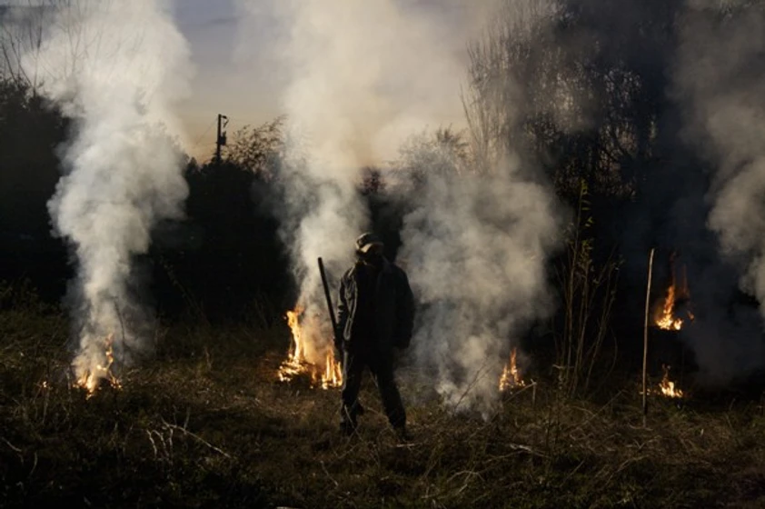 Imagen de sentados-frente-al-fuego