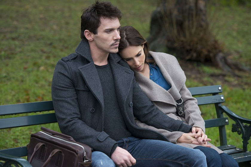 Claire Forlani y Jonathan Rhys Meyers en Mi Otro yo