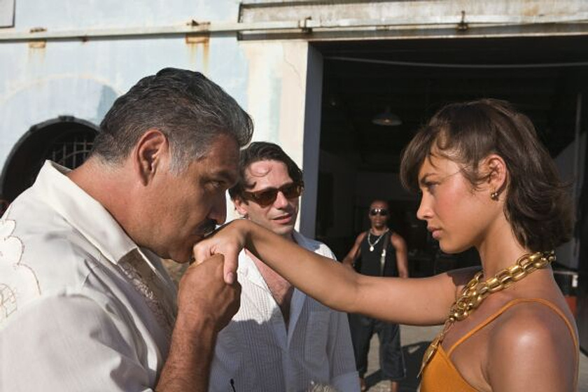 Olga Kurylenko y Joaquin Cosio en 007 Quantum of Solace