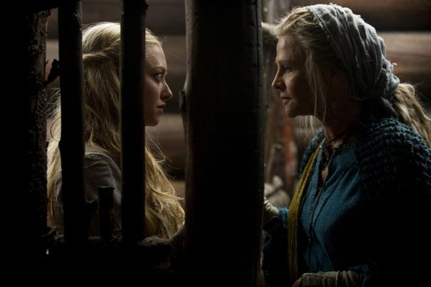Julie Christie [I] y Amanda Seyfried en Caperucita roja