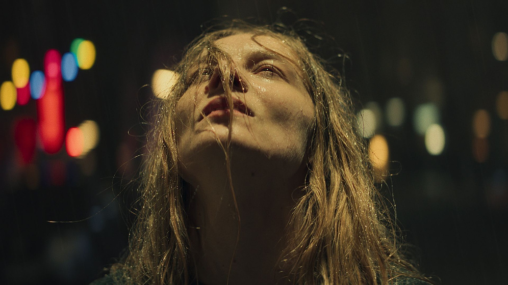 Lilith Stangenberg en Dying