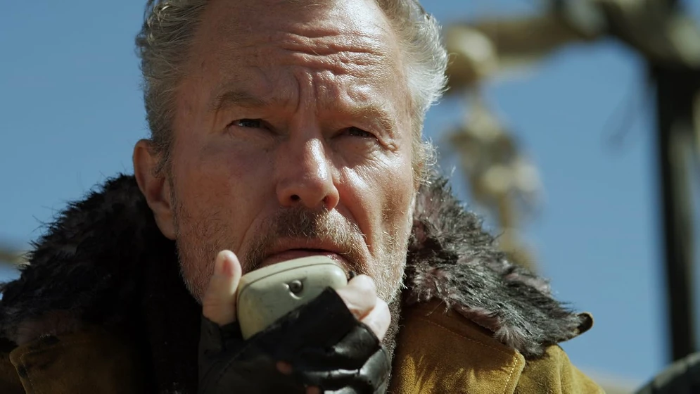 John Savage en el-imperio-de-los-tiburones