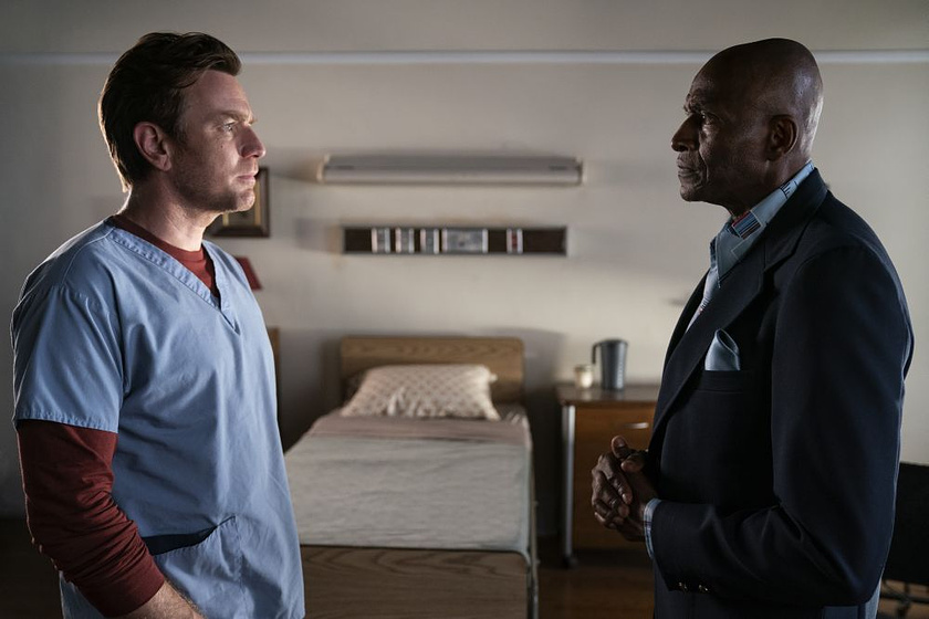 Ewan McGregor y Carl Lumbly en Doctor Sueño