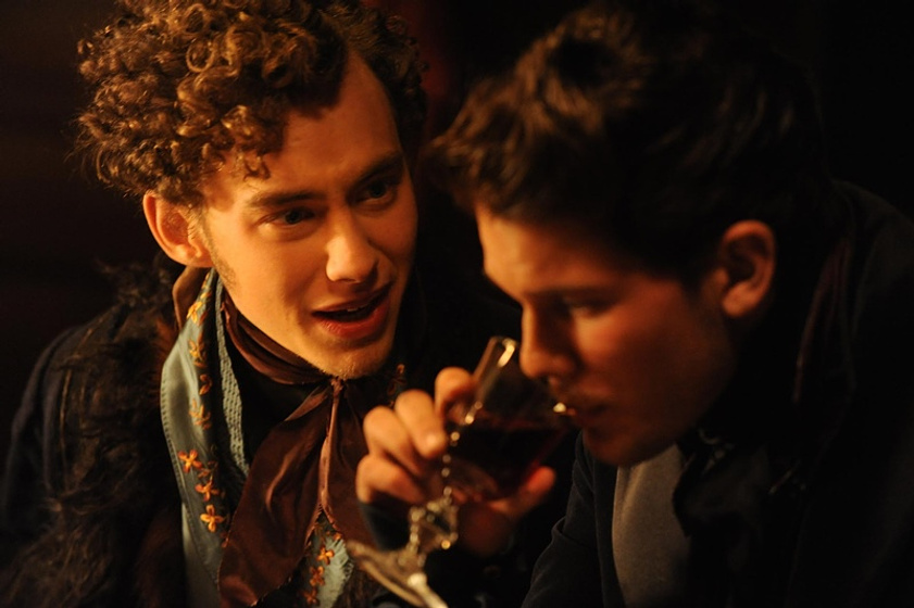 Olly Alexander y Jeremy Irvine en Grandes Esperanzas